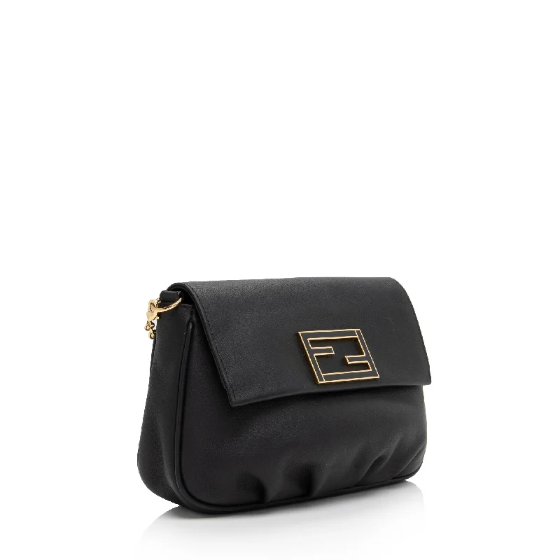 Fendi bags with a detachable camera holder for photography enthusiastsFendi Leather Fendista Crossbody Bag (SHF-Eg2miO)