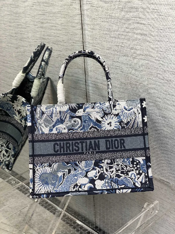 Fashion - forward Christian Dior tote bags for the modern womanChristian Dior - Luxury Bags  365